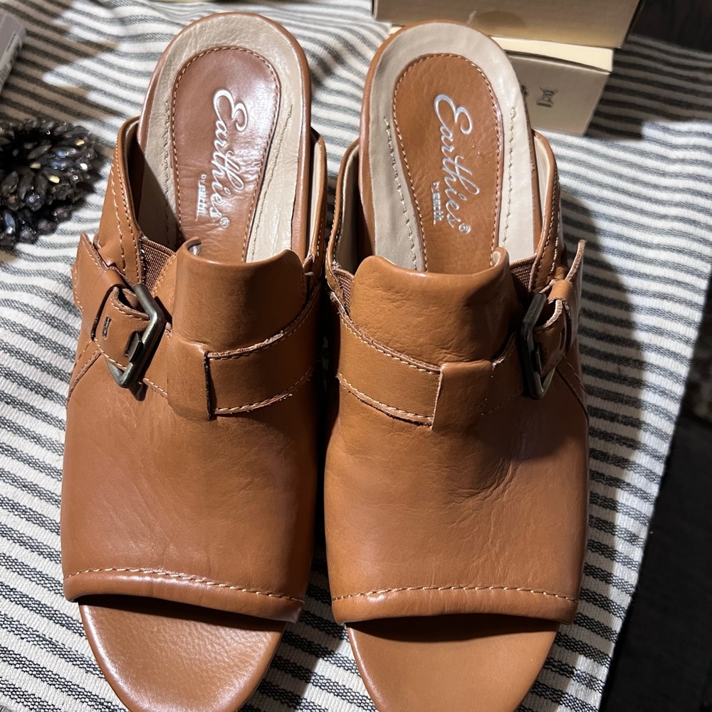 Earthies Ip On Sandals 8.5